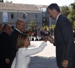Su Majestad el Rey es recibido a su llegada a la Universidad de Castilla-La Mancha por la presidenta de la Junta de Comunidades de Castilla-La Mancha,